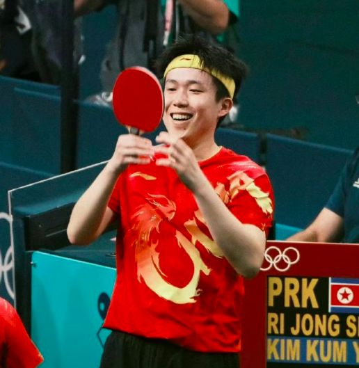 4 2奪冠 王楚欽卻慘遭意外 球拍被踩斷,只能副板出戰單打